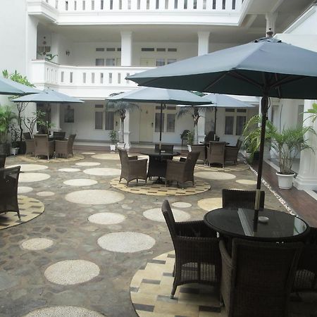 Ramayana Hotel Makassar Buitenkant foto