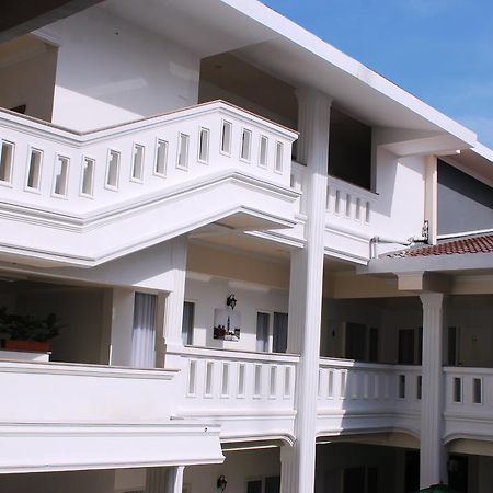 Ramayana Hotel Makassar Buitenkant foto