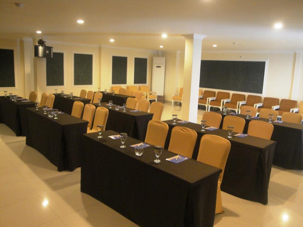 Ramayana Hotel Makassar Buitenkant foto