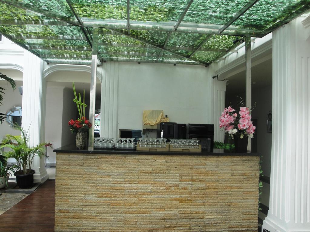 Ramayana Hotel Makassar Buitenkant foto