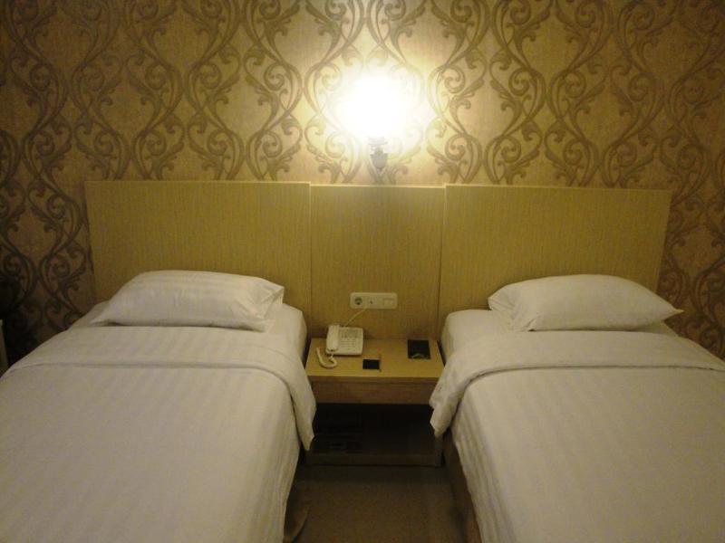 Ramayana Hotel Makassar Buitenkant foto