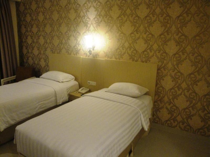 Ramayana Hotel Makassar Buitenkant foto