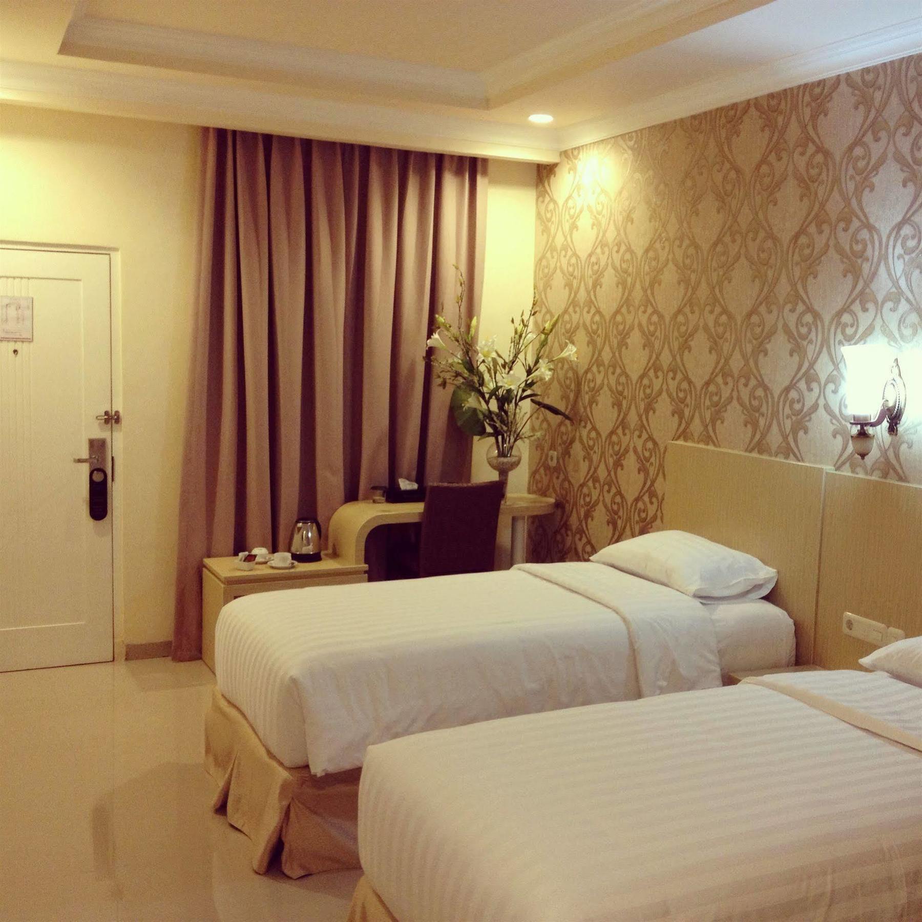 Ramayana Hotel Makassar Buitenkant foto