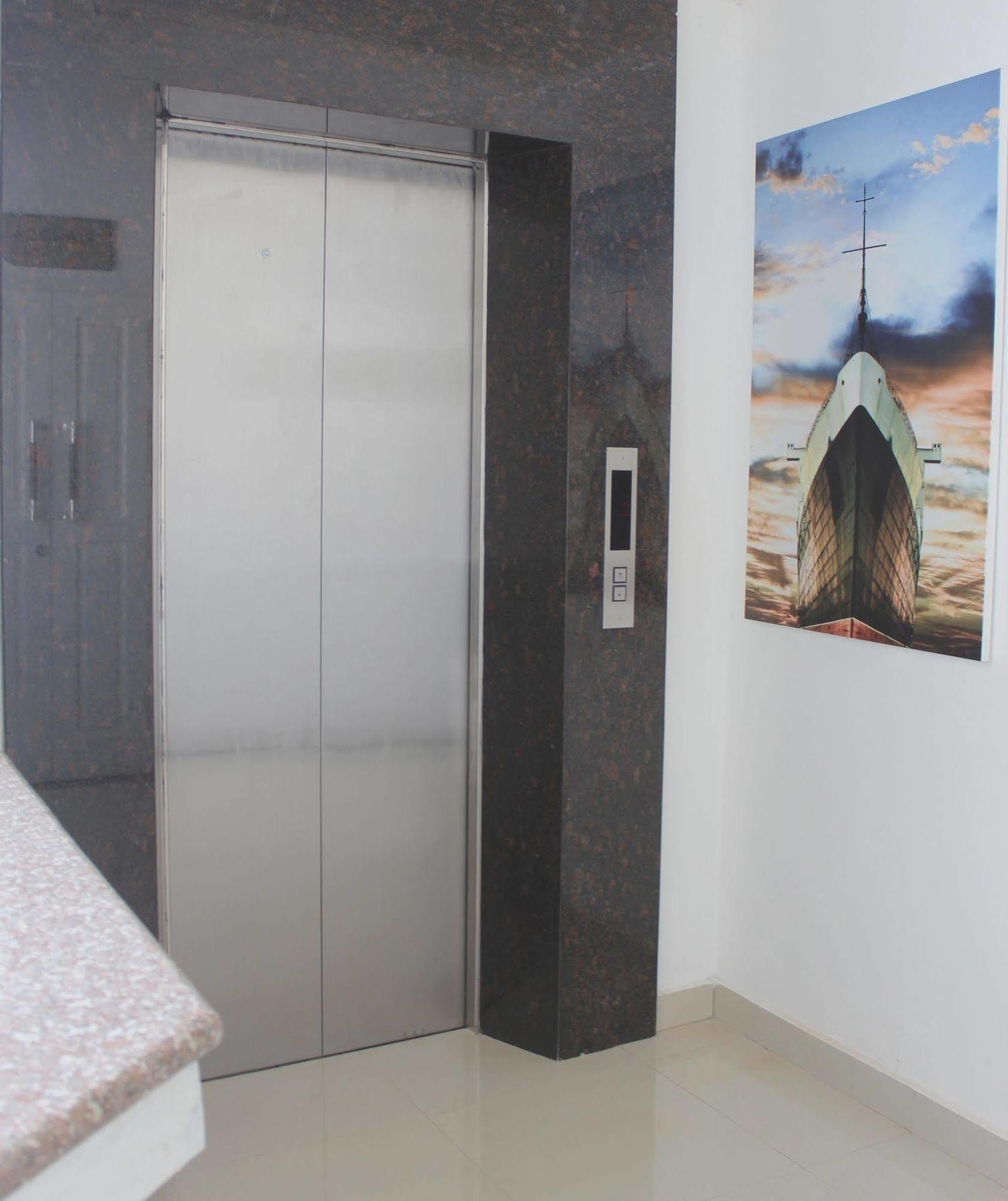 Ramayana Hotel Makassar Buitenkant foto