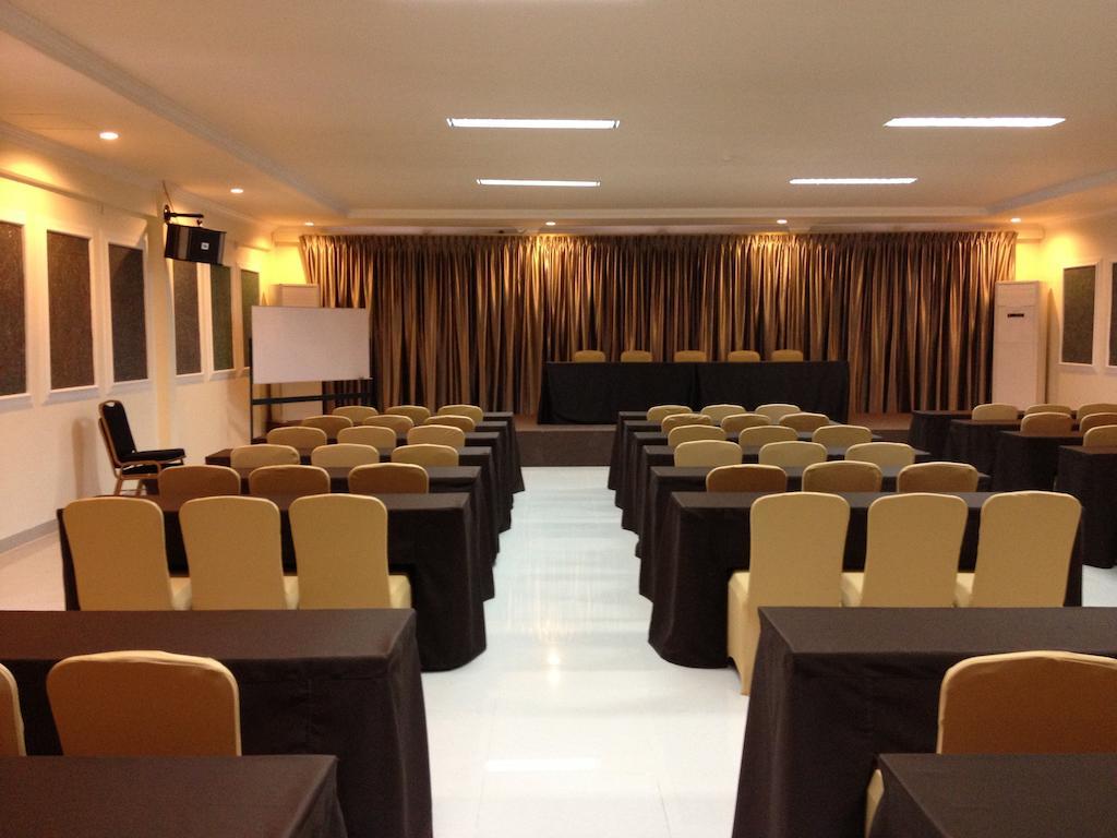 Ramayana Hotel Makassar Buitenkant foto